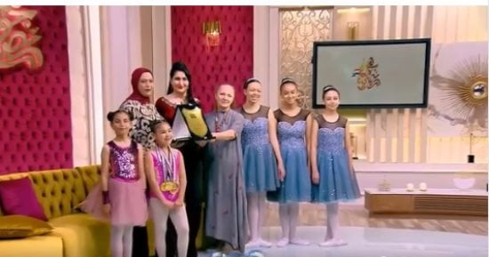 هبة عبد الفتاح تهدي مدربات الباليه ولاعباته درع الموهوبين فى جوهرة مصرية