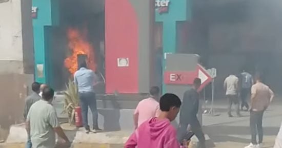 معاينة موقع حريق اشتعل داخل محطة وقود في الوراق