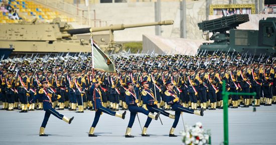 الرئيس السيسى يشاهد عرضا للمهارات الفنية باستخدام السلاح