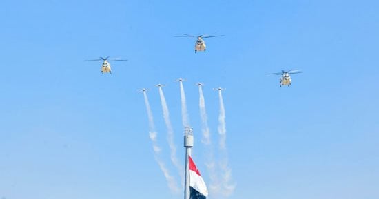 الرئيس السيسى يشاهد عرضا لنسور القوات الجوية فى سماء الأكاديمية العسكرية
