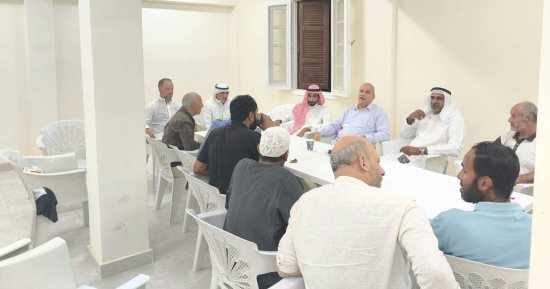 رئيس مدينة طور سيناء يلتقي أهالي تجمع سهل القاع لبحث أزمة الجمال ومطالب المواطنين
