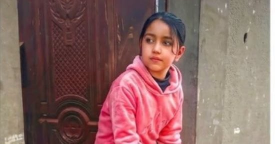 سما أبو خضوان.. طفلة من غزة بُترت قدمها لكنها لم تستسلم لوجع الحرب.. تواصل الذهاب إلى مدرستها وتتمسك بحلمها فى الحياة.. تنتظر طرفا صناعيا يعيد إليها خطواتها ويساعدها على الركض واللعب واستعادة طفولتها