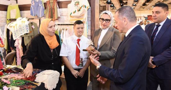 محافظ الوادي الجديد تتفقد أجنحة المحافظة المشاركة فى معرض تراثنا 