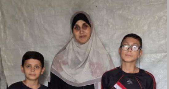 هناء الزبدة أرملة فلسطينية مزقت الحرب على غزة قلبها بفقدان زوجها وابنها.. حملت وجع الفقد ومسؤولية عشرة أيتام من ثلاث عائلات.. وحولت صناعة الجبنة داخل منزلها إلى حكاية كفاح من أجل البقاء ووسيلة لتوفير لقمة العيش