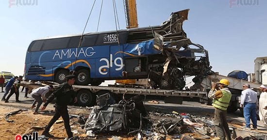 رفع حطام حادث التصادم بين أتوبيس وسيارة نقل على طريق أسيوط الغربى.. صور