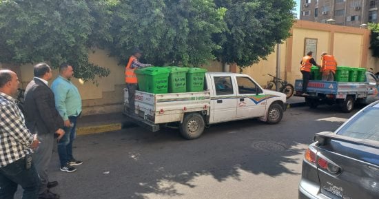 حى العجوزة يوزع 30 صندوق قمامة بالمناطق الحيوية كمرحلة أولى.. صور