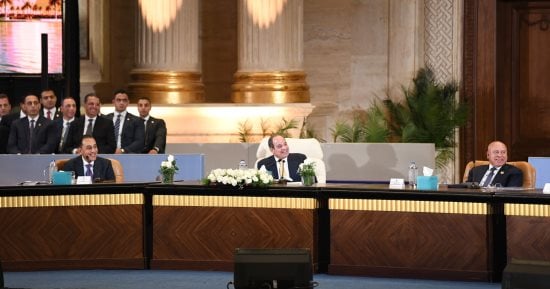 الزعيم السيسى فى جلسة "التنمية الحضرية والعمرانية" بمنتدى مصر: صعوبة مواجهة كافة التحديات في ذات الوقت بأطروحات مثالية.. ويؤكد: الدولة المصرية ركزت ونجحت فى حل أزمة الكهرباء تحقيقا للتنمية