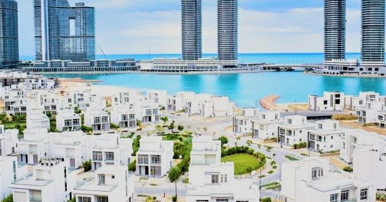 تنمية غرب مصر.. محافظة مطروح قبلة الاستثمار السياحي والعقاري.. المشروع غير وجه الساحل والصحراء وخلق مناخا وبيئة استثمارية جاذبة من خلال بنية تحتية وشبكات طرق حديثة.. والانطلاقة من العلمين ورأس الحكمة وعلم الروم