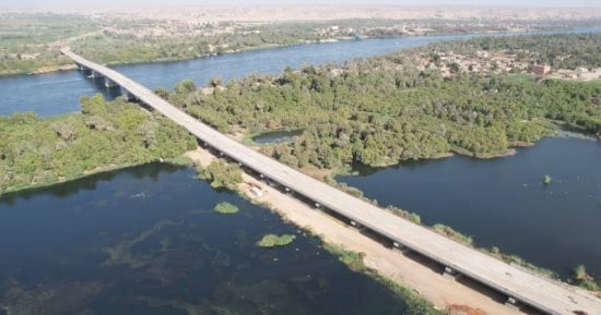 محور دراو شريان تنمية جديدة جنوب مصر.. يربط مشروعات الطاقة والزراعة والمحاجر والسياحة بأسوان.. طوله 18 كيلو متر وحارتان لكل اتجاه و9 أعمال صناعية.. وخطوة من خطوات حياة كريمة لصعيد مصر.. صور