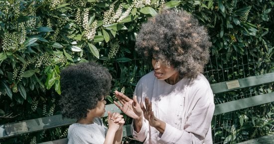 طفلك بيحكى أحداث يومه من خياله؟.. علامات تساعدك تفرقى بين الخيال والحقيقة