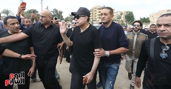 حكيم يشيع جثمان شقيقه من مسجد السيدة نفيسة