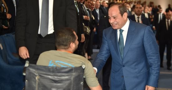 فخامة الرئيس السيسي يستجيب لرغبة مواطن من متحدى الإعاقة لمصافحته 