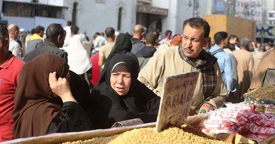 إقبال على شراء الحمص والحلاوة بمحيط مسجد السيد البدوي فى طنطا