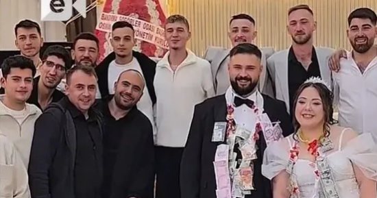 عريس تركى يتلقى هدية إطار سيارة مزينة بالنقود فى حفل زفافه.. فيديو