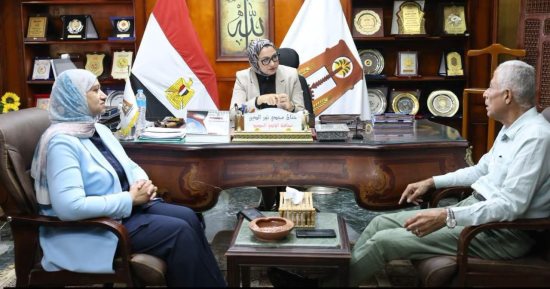 محافظ الوادي الجديد تلتقي مستشار مجلس الوزراء لبحث موقف المشروعات الجارية 