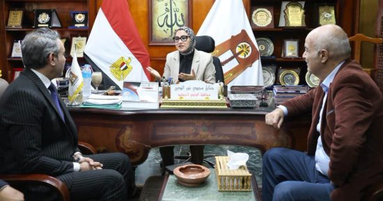 محافظ الوادي الجديد تبحث مع وفد جهاز شئون البيئة دعم أداء الفرع الإقليمي 