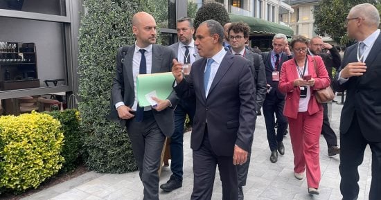 وزير الخارجية يبحث مع نظيره الفرنسي مستجدات الأوضاع الإقليمية في المنطقة