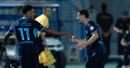 الهلال يتخطى القادسية بثلاثية وينفرد بصدارة الدورى السعودى.. فيديو