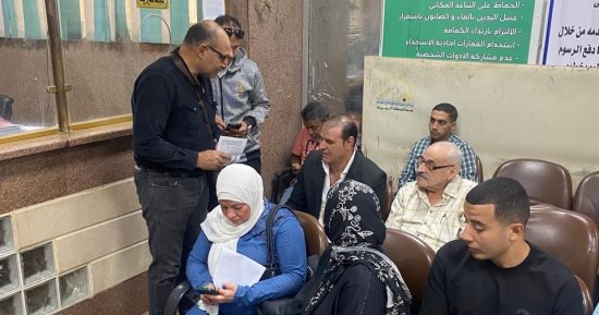 رئيس حى بولاق الدكرور يستمع لشكاوى المواطنين ويوجه بسرعة إنجاز طلباتهم
