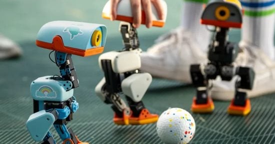 روبوتات صغيرة تشعل الإنترنت.. 20 ألف طلب بعد ظهورها مع رئيس إنفيديا 🤖
