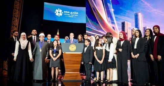 فخامة الرئيس السيسى يشهد حفل ختام منتدى مصر ومدبولى يهديه كتابًا يوثق إنجازات الدولة