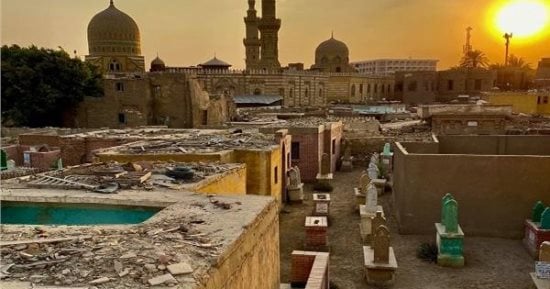 تطويق أزمة «المقابر الغارقة» بمناطق التاريخ الإسلامي.. نقل آلاف الجبانات المتأثرة بالمياه الجوفية بمناطق السيدة عائشة والسيدة نفيسة والإمام الشافعي وتوفير بدائل حضارية.. و70 ألف مدفن بديل مجاني