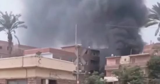 السيطرة على حريق اشتعل داخل مبنى بقرية في أبو النمرس.. صور
