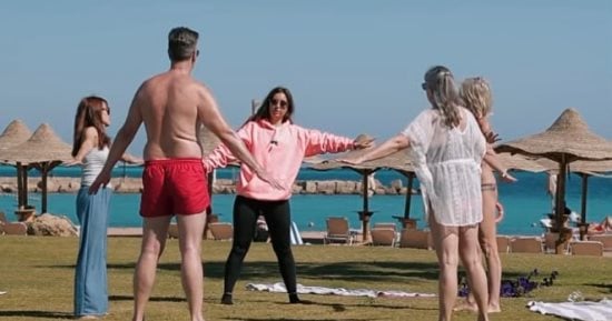 اليوجا على شواطئ البحر الأحمر.. آلاف السياح يهربون من صخب المدن إلى أحضان الطبيعة في الغردقة ومرسى علم.. يستمتعون بجلسات التأمل والاسترخاء مع شروق الشمس وسط أجواء هادئة توفرها الفنادق والمنتجعات السياحية.. صور