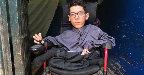 رحلة كفاح من أجل العلم .. فريد ابن الشرقية بطل يواجه ضمور العضلات.. حفظ القرآن في سن الـ11 وحصل على جيد جدا بالجامعة.. حول شغفه بالتكنولوجيا لمصدر دخل ويحلم باستكمال مشواره العلمي.. فيديو وصور