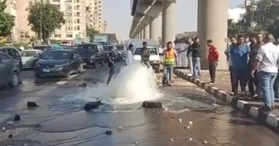 مياه القاهرة تسيطر على كسر خط عكرة دون انقطاع الخدمة
