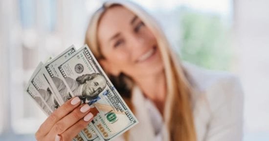 دراسة: زيادة الراتب غالبا ما تصاحبها تغيرات فى الشخصية