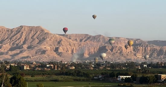 البالون الطائر يزين سماء الأقصر.. 1200 سائح من زوار العالم يحلقون فوق معابد الأجداد