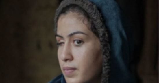 انطفأ نور عينها اليمنى ولم تنطفئ أحلامها.. علا عبيد فقدت عينها بشظايا الحرب في حي الشجاعية.. تواجه ألم الإصابة وقسوة النزوح داخل مركز إيواء داخل غزة.. وأسرتها تناشد لتوفير العلاج المتخصص والدعم النفسي
