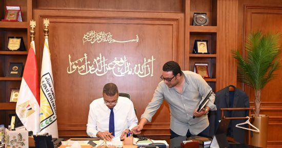 محافظ جنوب سيناء يوقع قرارات تخصيص أراضٍ سكنية لمجموعة من المواطنين بطابا