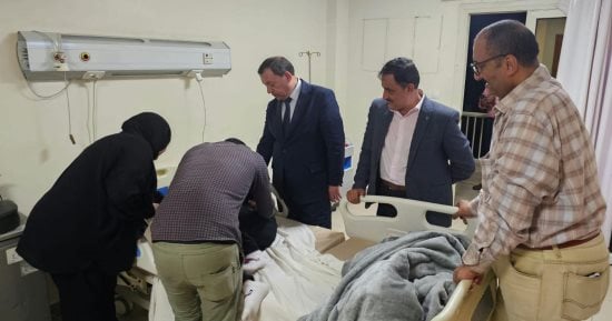 مدير تعليم بنى سويف يزور طالب أصيب إثر سقوط قطعة مواد بناء عليه