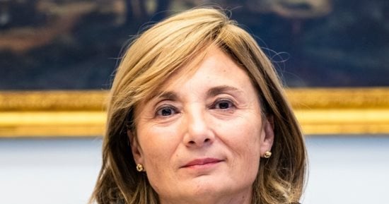 البنك الأوروبي للاستثمار يعلن عن مبادرات جديدة للطاقة المتجددة في مصر.. تمويلات خضراء لدعم الشركات وتعزيز فرص العمل خلال زيارة نائبة رئيسة البنك للقاهرة.. واستثمارات جديدة في الطاقة الشمسية وتخزين الكهرباء