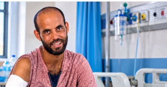 من تحت الأنقاض إلى خيمة لا تقيه حر الصيف وبرد الشتاء.. أشرف خالد حكاية شاب تغيرت حياته في لحظات بسبب الحرب على غزة.. نجا من القصف فاقدا يده ورجله.. ويخوض معركة جديدة مع الألم والجوع داخل القطاع