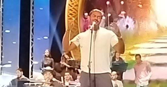 خالد سليم يجرى بروفة صوت على المسرح قبل حفله ويطمئن على حالته الصحية