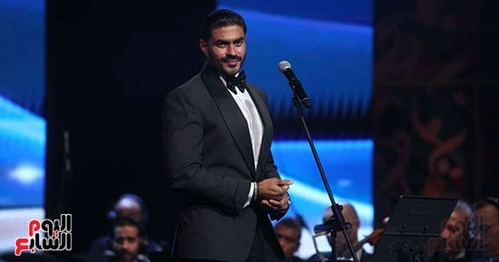 خالد سليم يبدأ حفل مهرجان الموسيقى العربية بأغنية هنعيش لهانى شاكر.. صور