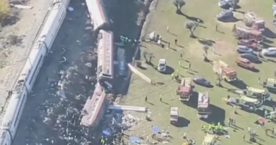 ارتفاع حصيلة ضحايا تصادم قطارين فائقي السرعة فى إسبانيا لـ 46 شخصا.. فيديو