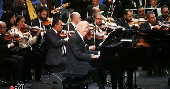 عمر خيرت قدم 13 مقطوعة استثنائية بفقرته الأولى أشعل بهم المسرح الكبير بالأوبرا