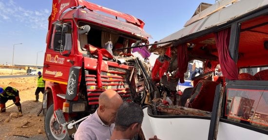 مصرع شخصين وإصابة 42 آخرين في تصادم سيارة نقل بأتوبيس ببني سويف.. صور