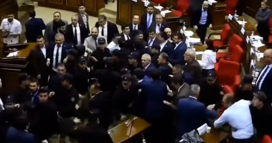 خناقة فى البرلمان الأرميني.. اشتباكات بالأيدى وتراشق بالكراسي وإصابة نواب