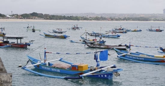 أمواج عاتية وأمطار غزيرة.. ارتفاع الأمواج يهدد حياة الصيادين فى إندونيسيا 