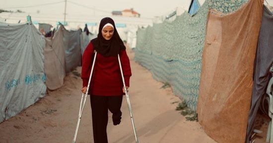 أنقذوا ساقى الثانية قبل فوات الأوان.. دنيا العجرمى شابة فلسطينية بتر القصف ساقها وخطف أختها.. تواجه خطر فقدان ساقها الأخرى وتناشد العالم تأمين سفرها خارج غزة للعلاج حتى تستعيد قدرتها على الحركة وترعى أمها