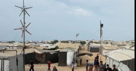 من ركام المنازل إلى طواحين الهواء.. نازحون فى غزة يحولون مخلفات الحرب إلى مصدر للأمل والكهرباء بأيديهم لمواجهة العتمة وانقطاع الطاقة.. ويستعينون بالرياح لشحن هواتفهم وبطارياتهم فى مواجهة الظلام وانقطاع الطاقة
