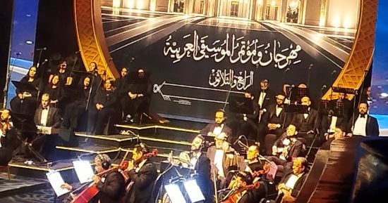 حسام حسنى يشعل المسرح الكبير بأغانى الزمن الجميل وسط تفاعل الجماهير