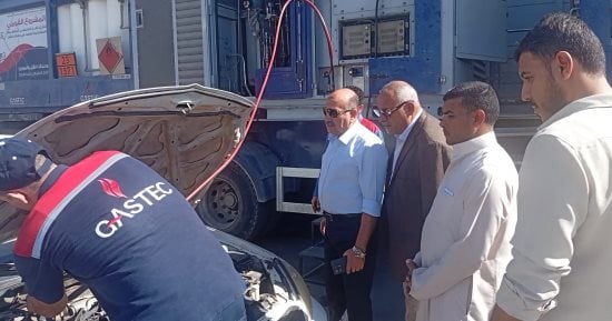 السكرتير العام لجنوب سيناء يتفقد خدمة تحويل السيارات للعمل بالغاز الطبيعى