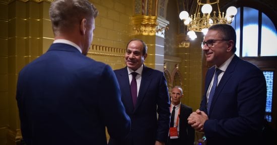 فخامة الرئيس السيسى يلتقى رئيس وزراء المجر ويستمع لشرح حول التاج الملكي المقدس