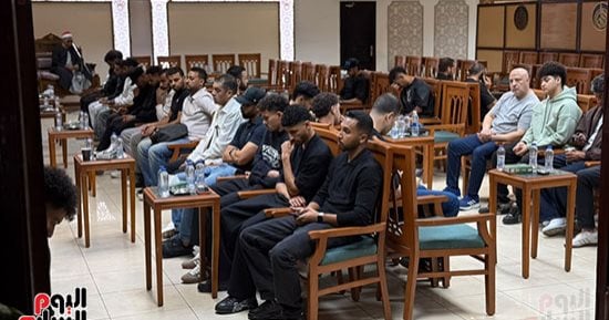 إمام عاشور وموكوينا فى مقدمة حضور عزاء عبد الرحمن مجدى فى والدته.. صور